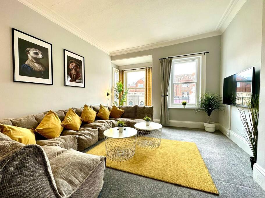 Massive 4 Bedroom Duplex Apartment - Sleeps Up To 10 People - Free Parking - 5 Minutes To The Best Beach! - Great Location - Fast Wifi - Smart Tv - Newly Decorated - Sleeps Up To 10! Close To Bournemouth & Poole Town Centre & Sandbanks Exterior foto