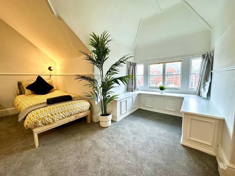 Massive 4 Bedroom Duplex Apartment - Sleeps Up To 10 People - Free Parking - 5 Minutes To The Best Beach! - Great Location - Fast Wifi - Smart Tv - Newly Decorated - Sleeps Up To 10! Close To Bournemouth & Poole Town Centre & Sandbanks Exterior foto
