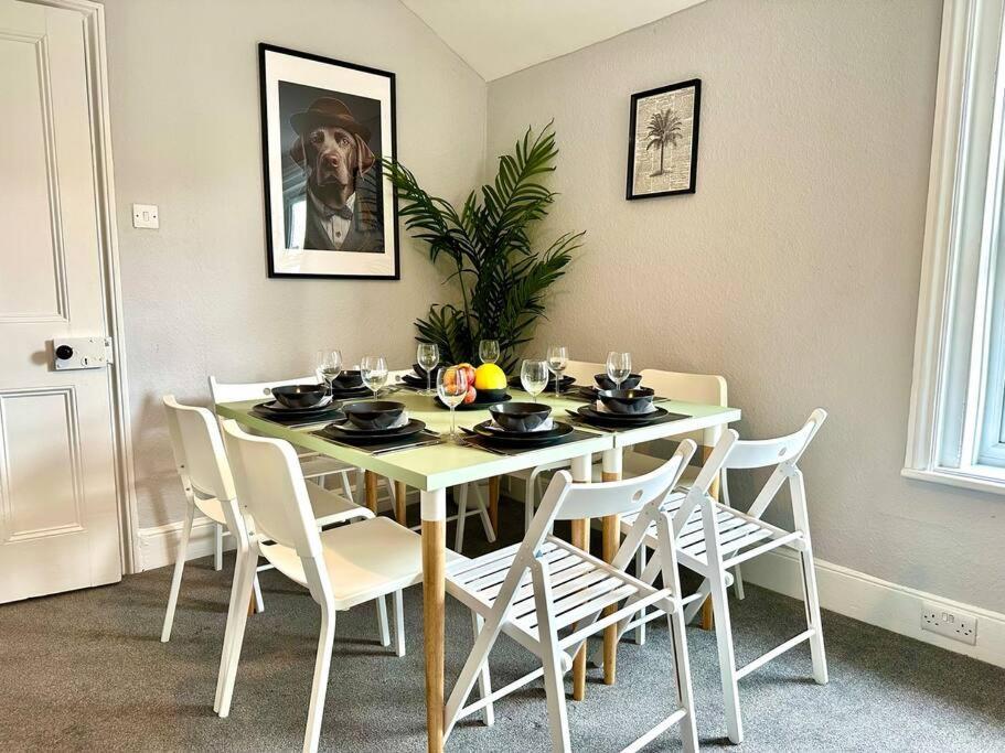 Massive 4 Bedroom Duplex Apartment - Sleeps Up To 10 People - Free Parking - 5 Minutes To The Best Beach! - Great Location - Fast Wifi - Smart Tv - Newly Decorated - Sleeps Up To 10! Close To Bournemouth & Poole Town Centre & Sandbanks Exterior foto