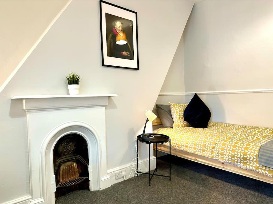 Massive 4 Bedroom Duplex Apartment - Sleeps Up To 10 People - Free Parking - 5 Minutes To The Best Beach! - Great Location - Fast Wifi - Smart Tv - Newly Decorated - Sleeps Up To 10! Close To Bournemouth & Poole Town Centre & Sandbanks Exterior foto