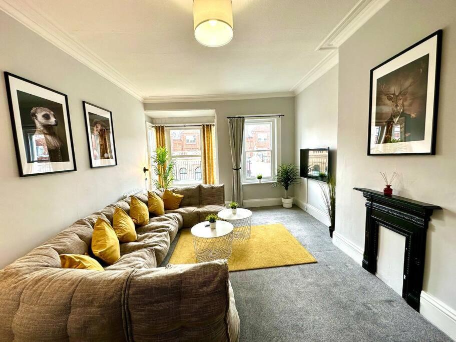 Massive 4 Bedroom Duplex Apartment - Sleeps Up To 10 People - Free Parking - 5 Minutes To The Best Beach! - Great Location - Fast Wifi - Smart Tv - Newly Decorated - Sleeps Up To 10! Close To Bournemouth & Poole Town Centre & Sandbanks Exterior foto
